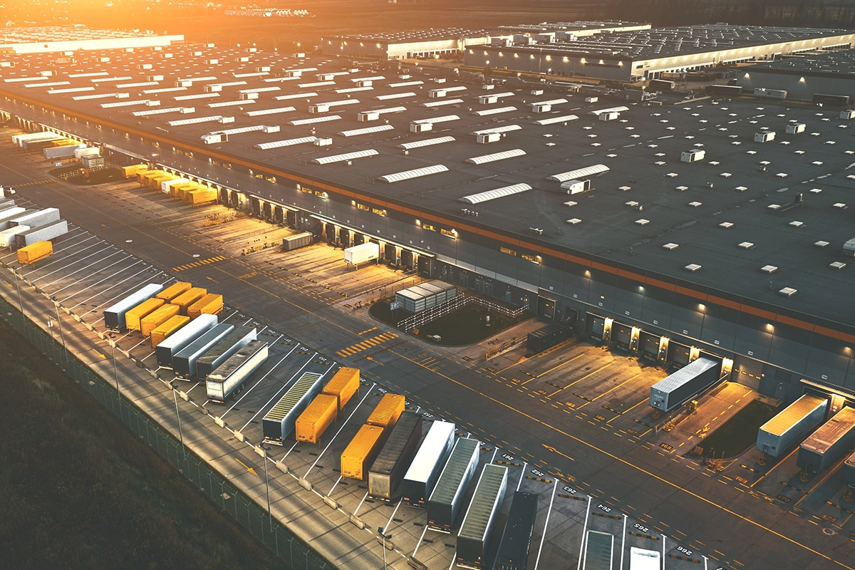 Luchtfoto van logistiek terrein met vrachtwagens en containers