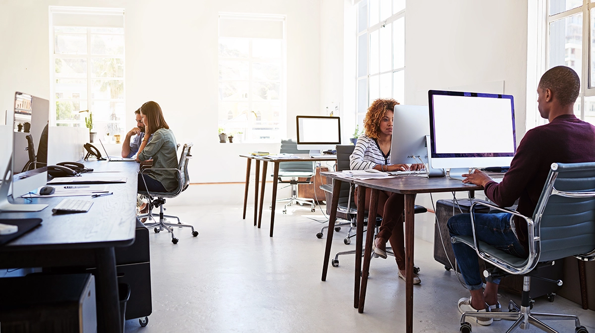mensen die aan een bureau werken